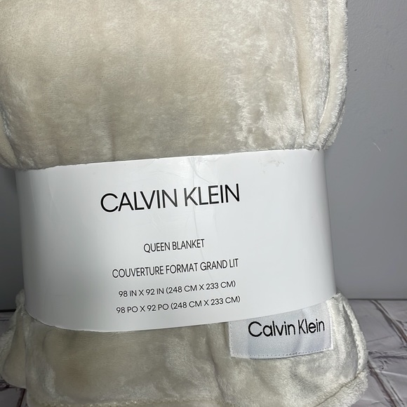 Calvin Klein Queen Sized Soft Fleece Blanket - Picture 2 of 5